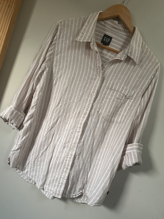 GAP Tops - GAP Women's Beige Stripe Button-Up Shirt